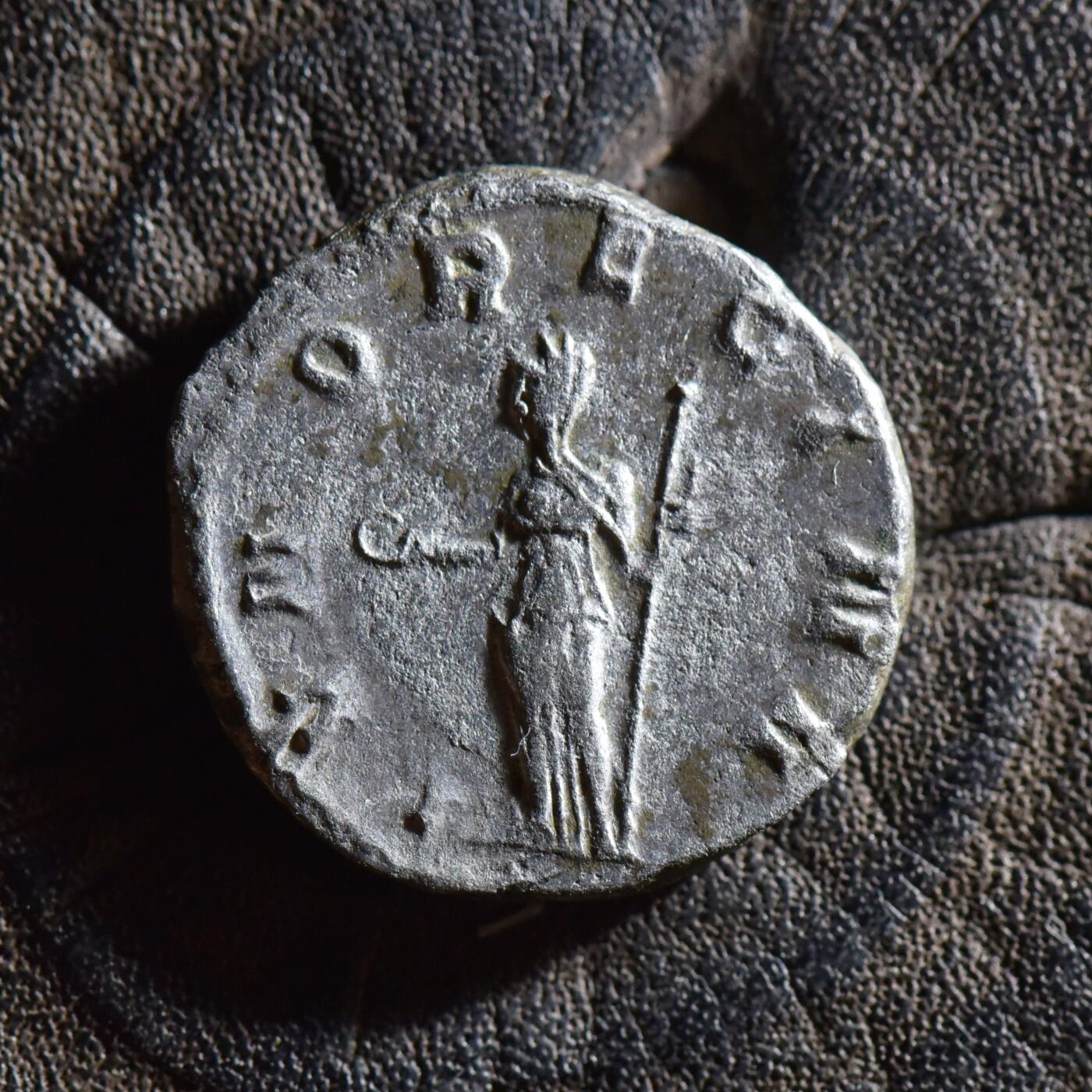 【良泉】【春节前最后一场】2月5日晚19.30点开拍！208组，本场结束后预存钱币的朋友请告知，将连同本场拍品一起邮寄，预祝诸位春节愉快！ 【超重版】公元255-258年【古罗马】加里恩努斯的皇后——萨洛妮娜发行，背天后朱诺，铭文IVNO REGINA，安敦尼银币，5.08克