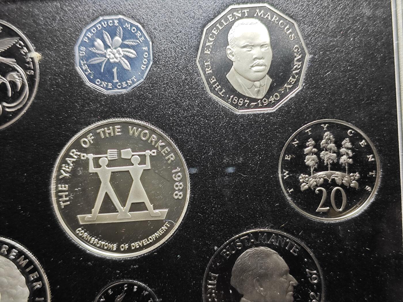 KK钱币收藏小铺  第400期  百期特拍（四拍之四）2月预留时间 周末发货  1988牙买加精制套币 盒证全 带$10纪念银币和$5两枚大银币 发行量1000