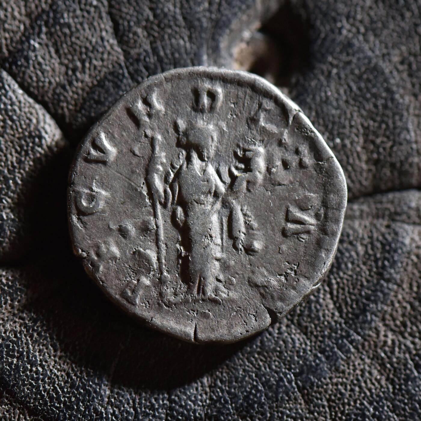 【良泉】【春节前最后一场】2月5日晚19.30点开拍！208组，本场结束后预存钱币的朋友请告知，将连同本场拍品一起邮寄，预祝诸位春节愉快！ 公元161-167年【古罗马】小福斯蒂娜，生育女神-费昆迪塔斯银币（其夫马可·奥利略打制，其父安东尼·庇护时期，其子康茂德都打过以小福斯蒂娜为头像的钱币）3.27克