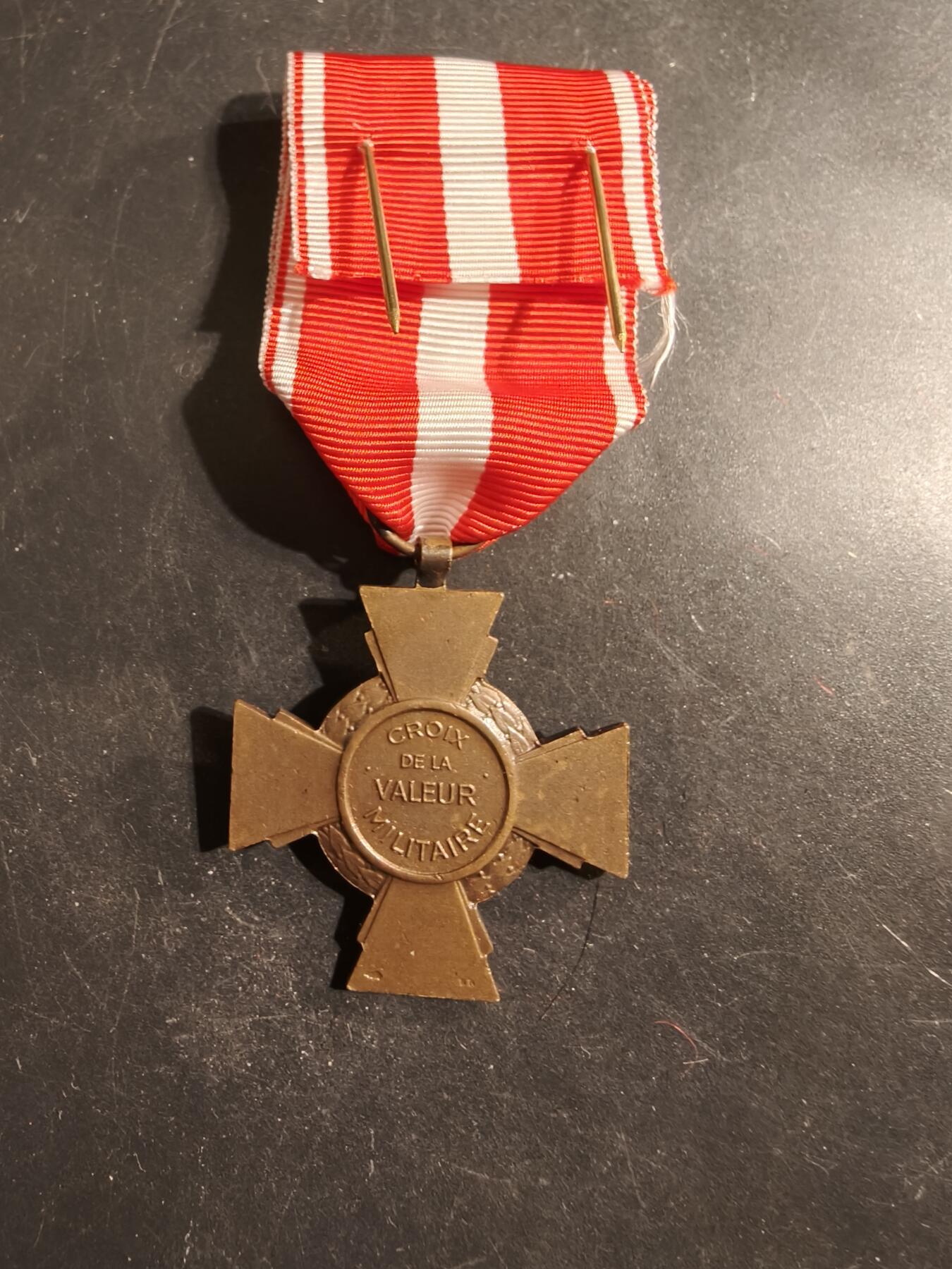 老王徽章第176期 法国海外行动版战斗十字奖章   1金星2铜星勋饰