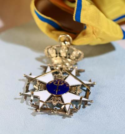 大猫徽章拍卖 第286期 瑞典王国指挥官级宝剑勋章军事版 银质镀金局部珐琅，6点方向珐琅有损（特别容易磕），很少见