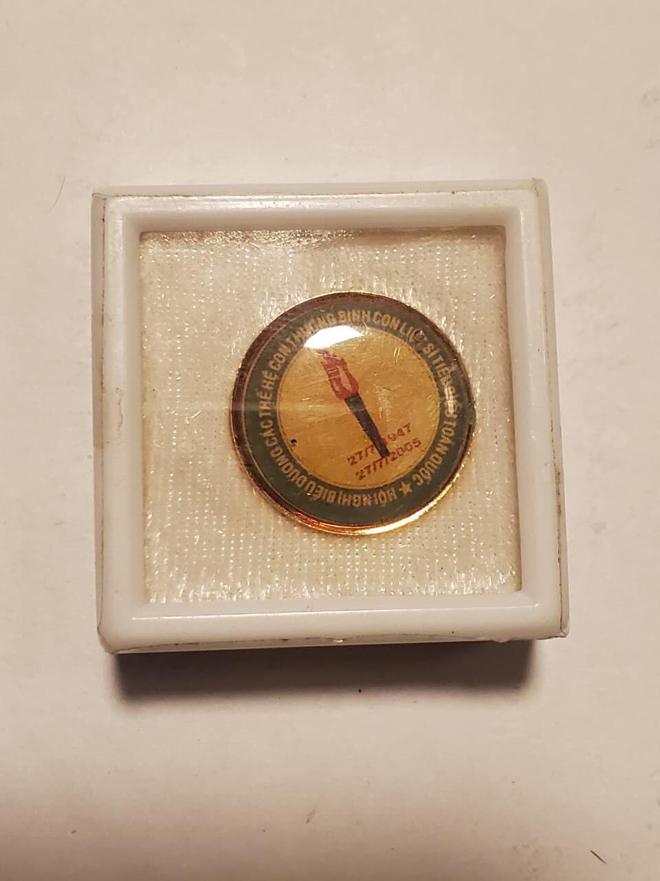 韵星假日拍卖第三十六期 -- Rimey Holidays Auction 36 越南社会主义共和国共青团优秀服务证章带原盒 库存品 