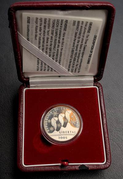 凡希社世界钱币微拍第三百十八期 - 2005圣马力诺纪念都灵冬奥会5欧元银币，附原厂盒证，外盒有破损。