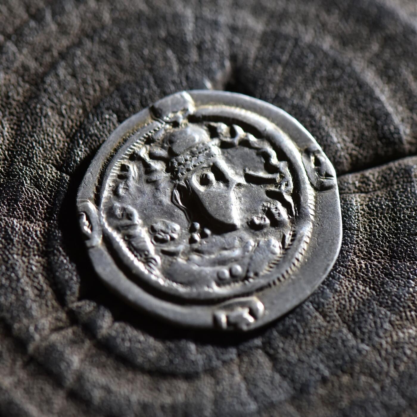 【良泉】【春节前最后一场】2月5日晚19.30点开拍！208组，本场结束后预存钱币的朋友请告知，将连同本场拍品一起邮寄，预祝诸位春节愉快！ 公元579-590年【萨珊帝国】霍米兹德四世，一德拉克马剪边改伊斯兰第尔汗银币，2.32克