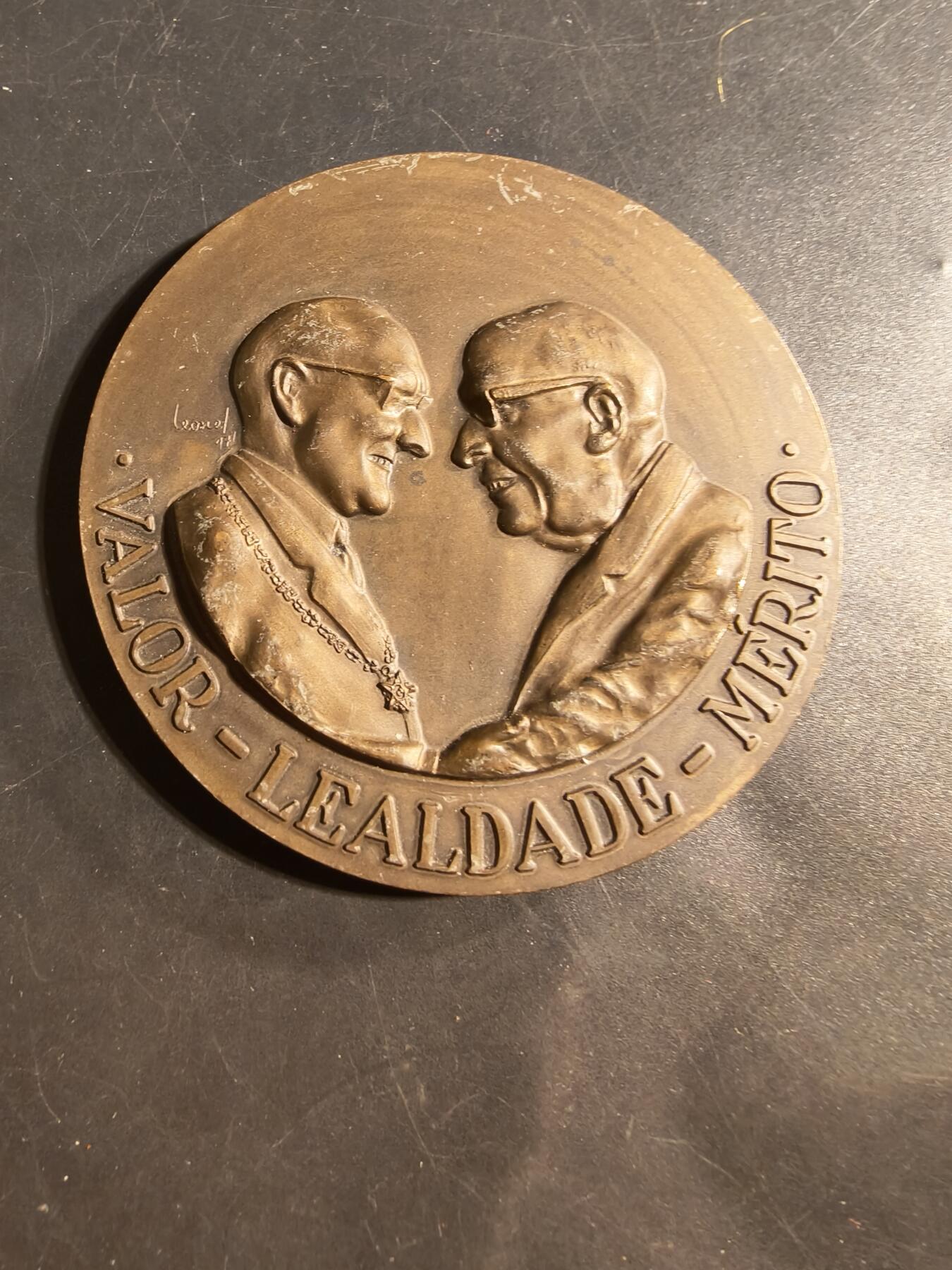 老王徽章第176期 葡萄牙阿梅里科总统致敬卡埃塔诺总理1968-1971年任期大铜章     直径80mm    重量247.2g     该枚编号187   背面致敬的话语为“马尔塞洛·卡埃塔诺博士不断以无限奉献的榜样服务于国家和人民！” （葡萄牙共和国总统阿梅里科·托马斯海军上将语） 
