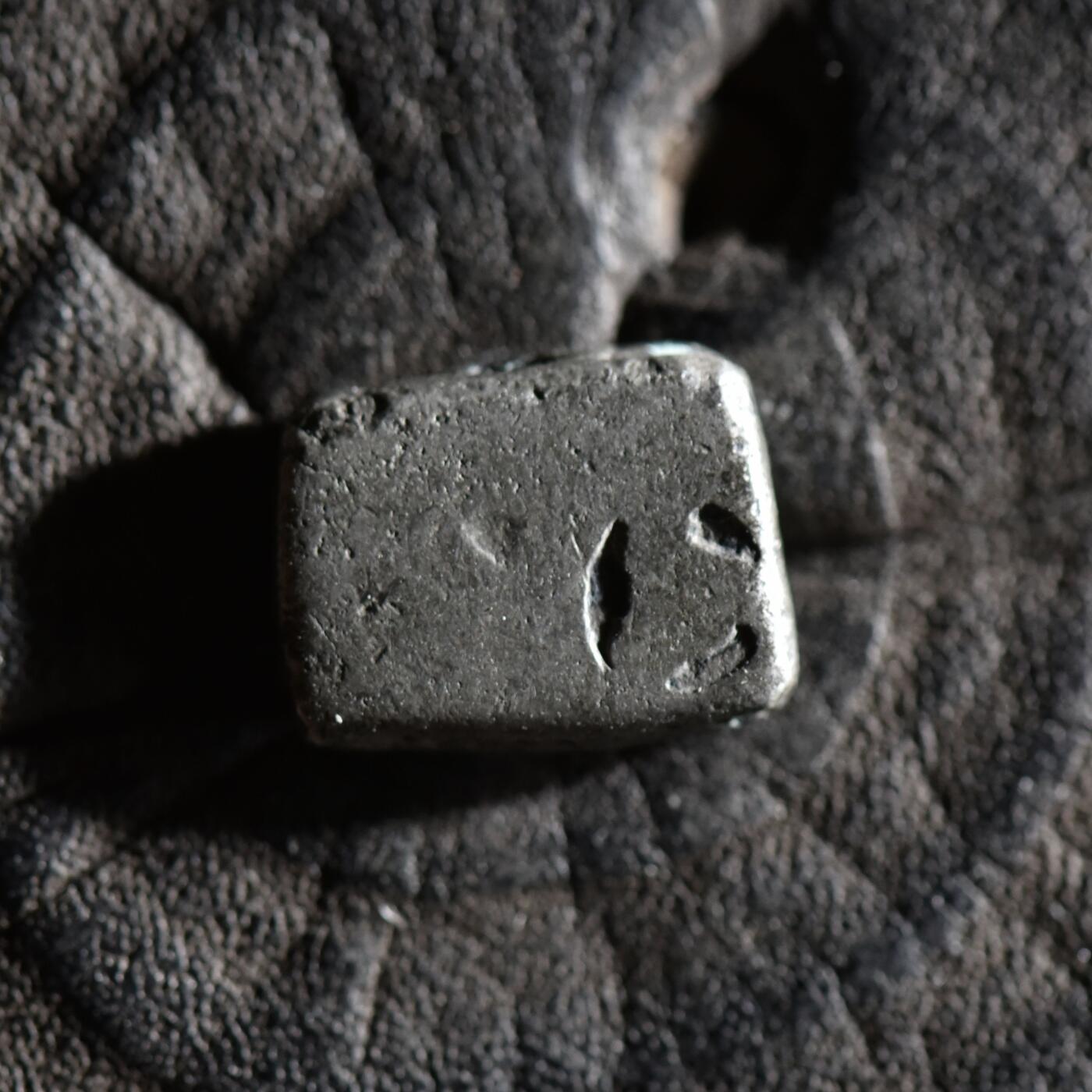 【良泉】【春节前最后一场】2月5日晚19.30点开拍！208组，本场结束后预存钱币的朋友请告知，将连同本场拍品一起邮寄，预祝诸位春节愉快！ 公元前3-2世纪【古印度】孔雀-巽加王朝 1卡夏帕银币，2.88克