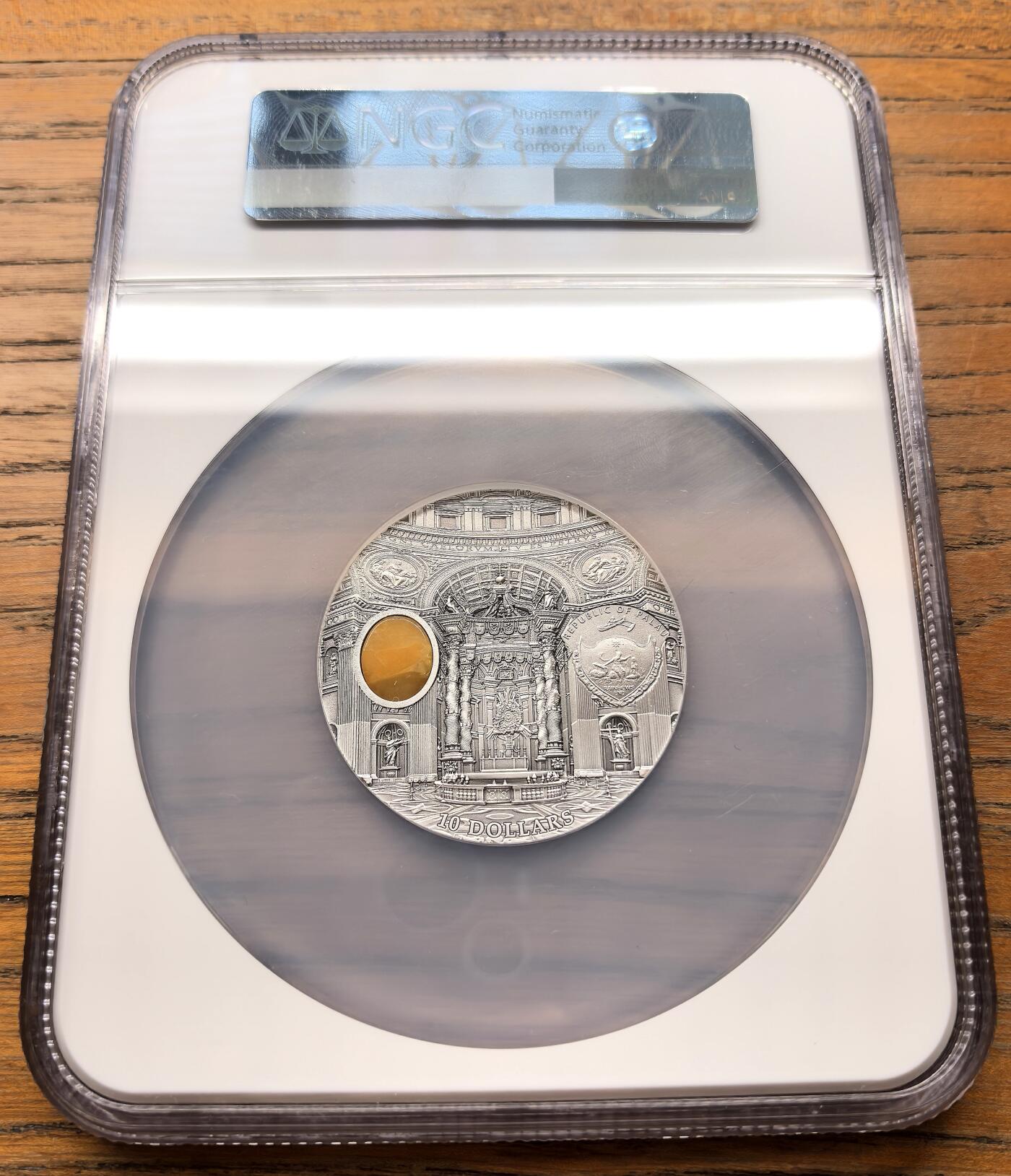 凡希社世界钱币微拍第三百十八期 2013帕劳矿物艺术—圣彼得大教堂10元仿古大银NGC-MS70，天然矿物镶嵌，顶级品相。