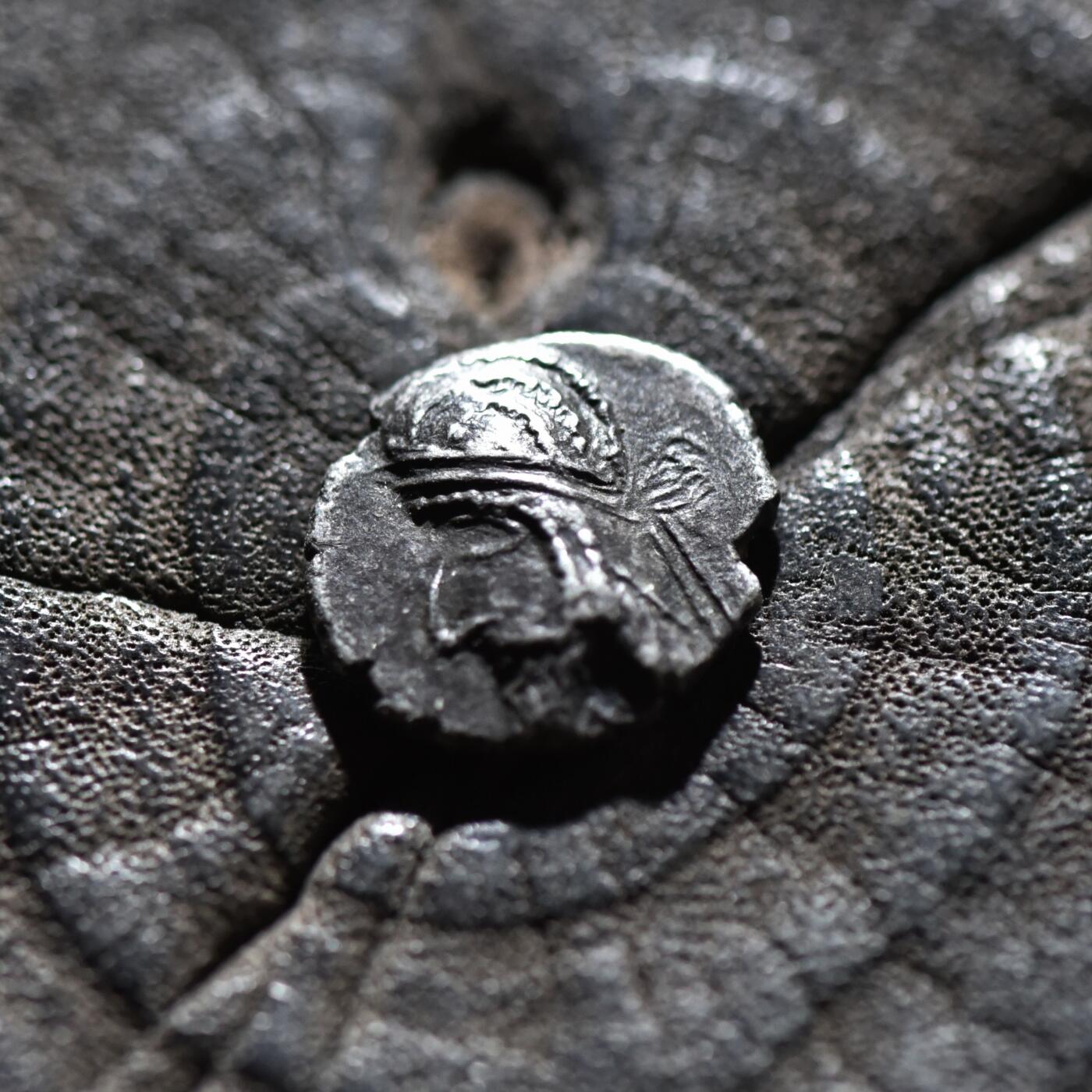 【良泉】【春节前最后一场】2月5日晚19.30点开拍！208组，本场结束后预存钱币的朋友请告知，将连同本场拍品一起邮寄，预祝诸位春节愉快！ 【罕见】【美品！】公元1-2世纪【古波斯】【帕提亚治下的波西斯】曼奇尔一世，半德拉克马银币，1.18克