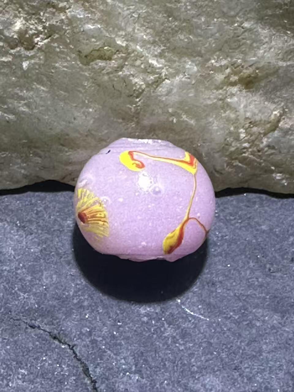 建国前后库存冰粉色祥云立体凤眼琉璃珠一颗，