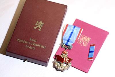 大猫徽章拍卖 第286期 - 捷克斯洛伐克劳动红旗勋章，T1王国国徽版，银质热珐琅，带原盒原证书