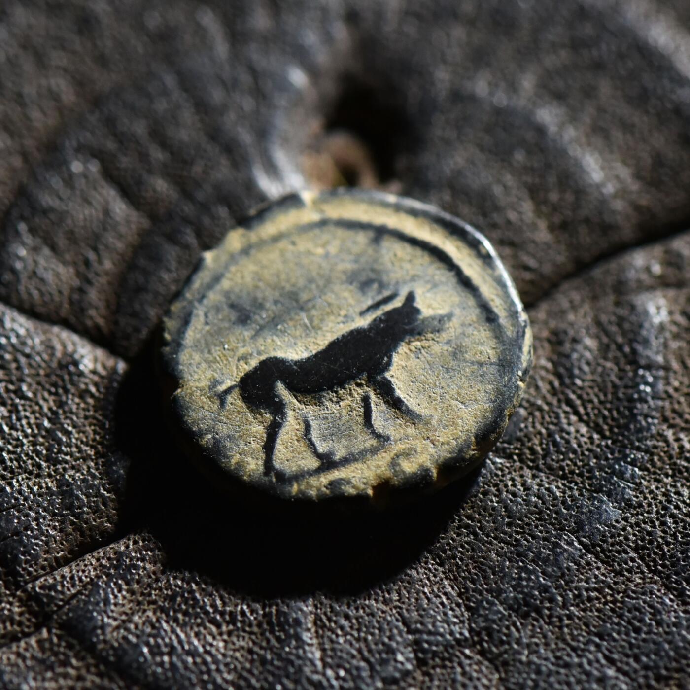 【良泉】【春节前最后一场】2月5日晚19.30点开拍！208组，本场结束后预存钱币的朋友请告知，将连同本场拍品一起邮寄，预祝诸位春节愉快！ 【少见】公元98-117年【古罗马】图拉真发行，正大力神“赫拉克勒斯”背“野猪”夸德兰（四分之一阿斯）铜币，3.38克