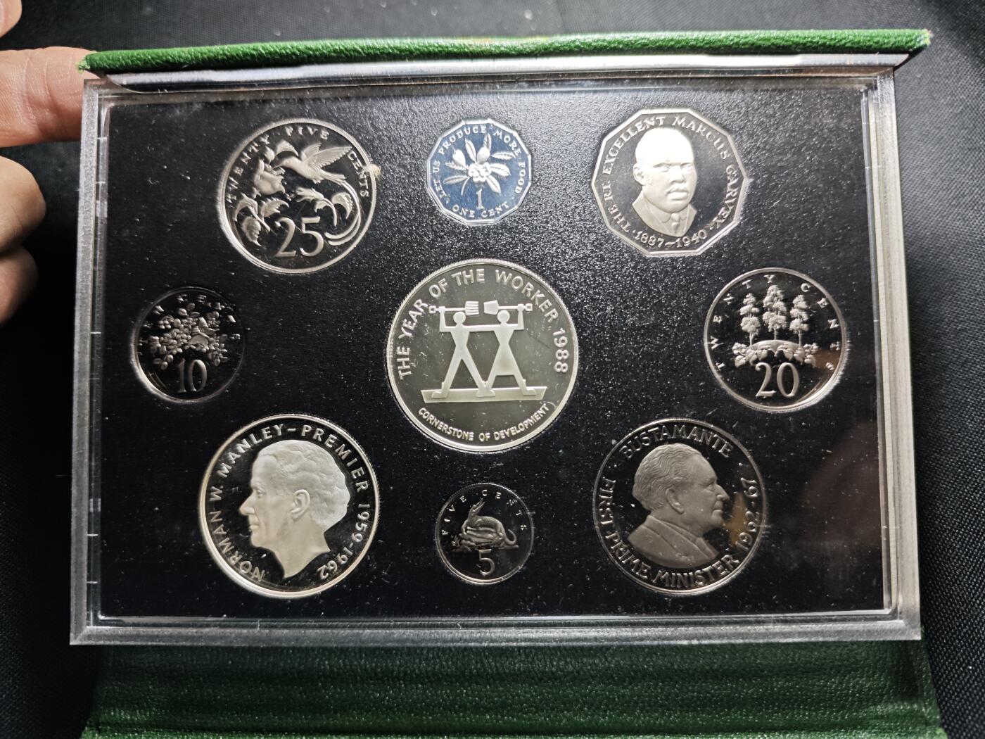 KK钱币收藏小铺  第400期  百期特拍（四拍之四）2月预留时间 周末发货  1988牙买加精制套币 盒证全 带$10纪念银币和$5两枚大银币 发行量1000