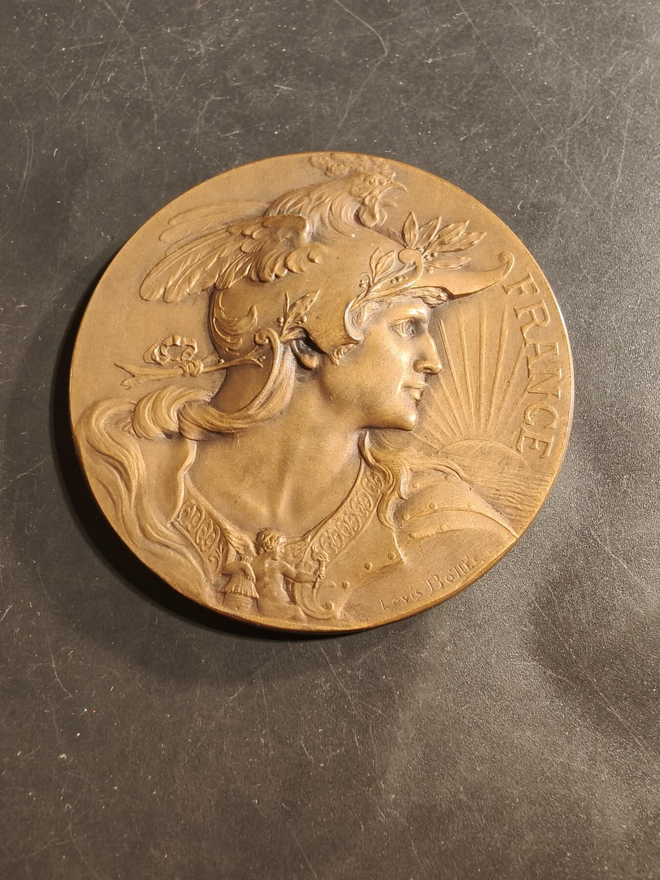 老王徽章第176期 法国拉加雷讷科隆布市一战烈士纪念碑落成大铜章     原盒     大师路易·波特公鸡头玛丽安娜     直径68mm     重量118.9g