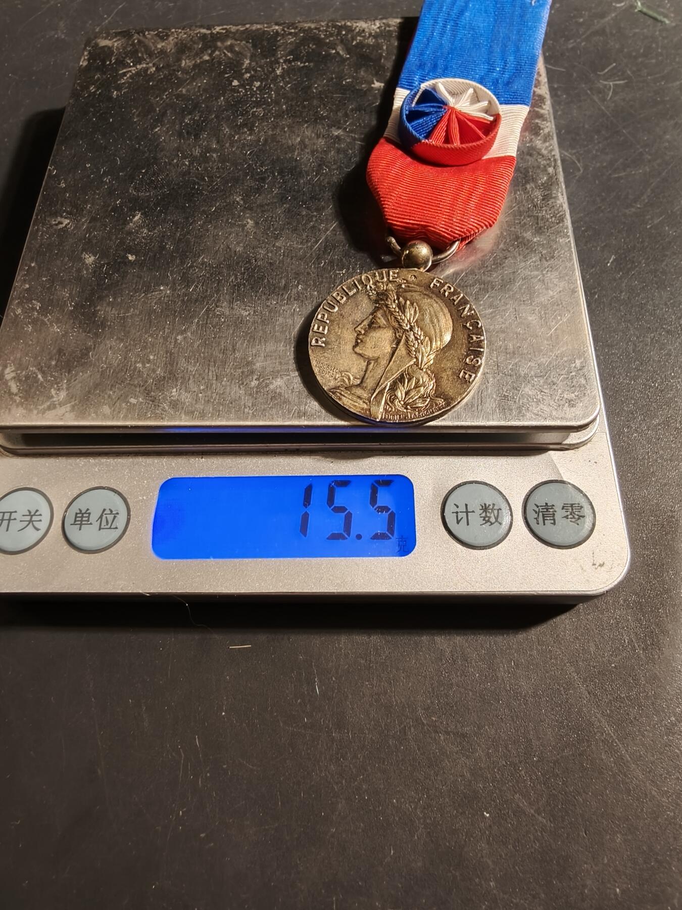 老王徽章第176期 法国金级工商部劳动荣誉奖章    螃蟹银标   800银镀金     15.5g 