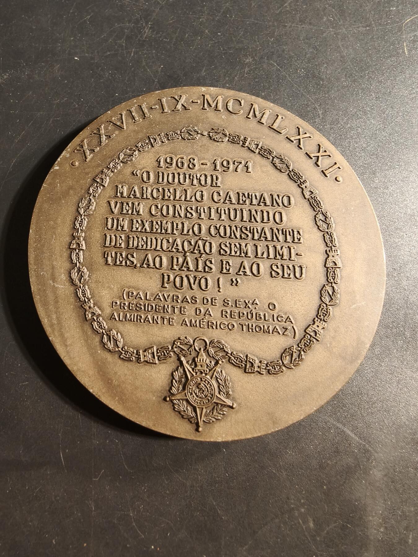 老王徽章第176期 葡萄牙阿梅里科总统致敬卡埃塔诺总理1968-1971年任期大铜章     直径80mm    重量247.2g     该枚编号187   背面致敬的话语为“马尔塞洛·卡埃塔诺博士不断以无限奉献的榜样服务于国家和人民！” （葡萄牙共和国总统阿梅里科·托马斯海军上将语） 