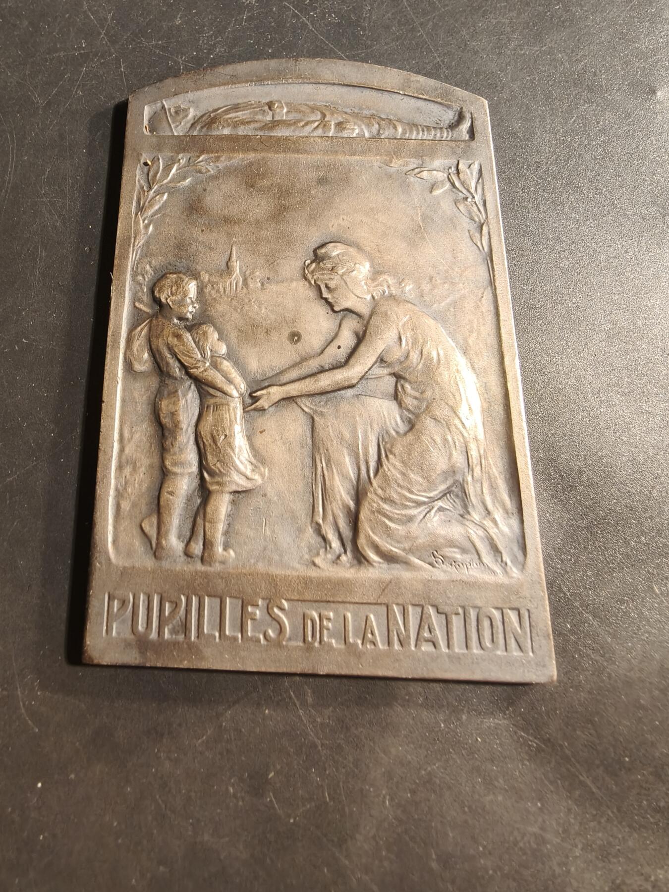 老王徽章第176期 法国一战战争孤儿方形镀银大铜章     原盒     尺寸54×90mm    重量122.5g