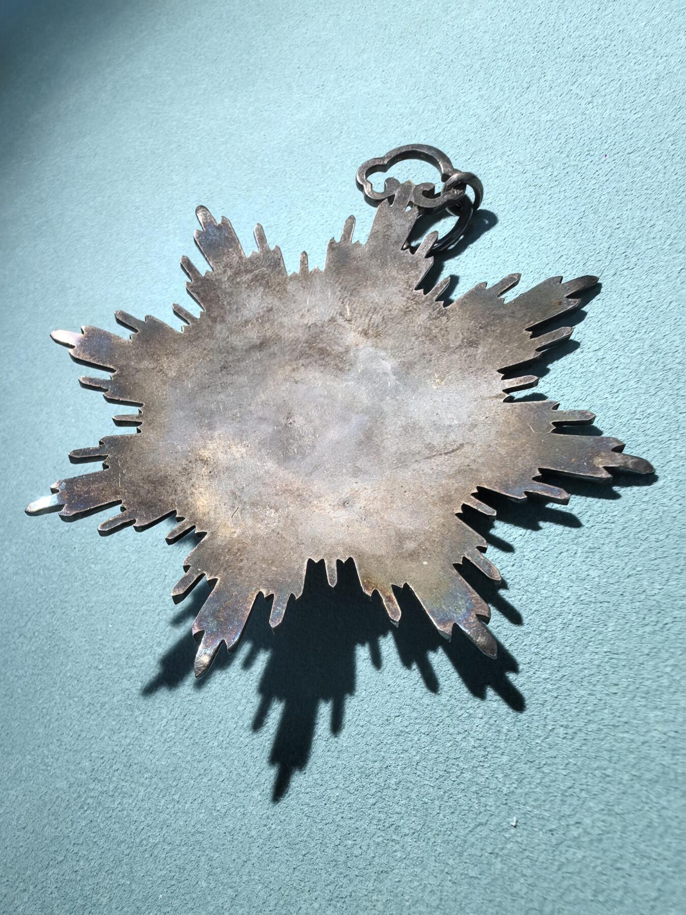 盛世勋华——号角文化勋章邮票专场拍卖第298期 三等第三双龙宝星 银质 漆盒 收藏价值不必多讲，三等第三级为十一等級体系中层级，授予各国翻译官、游击、都司等人员，是晚清中外外交互动的直接物证。原配漆盒为蓝绒内衬，是清代内务府造办处制式包装