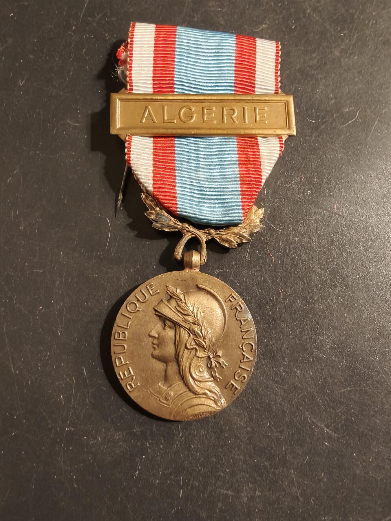 老王徽章第176期 法国北非安全行动战役奖章    阿尔及利亚勋条