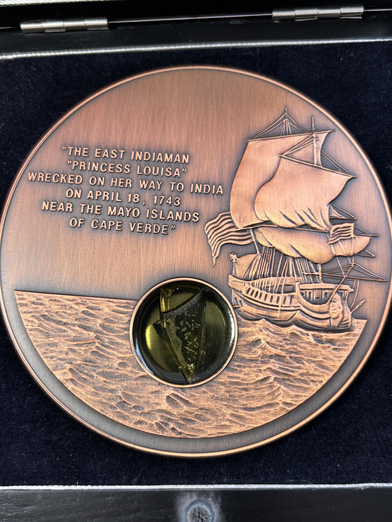 第187期拍卖 利比里亚2001年嵌路易莎公主号沉船碎片纪念大铜币，777克，发行2000枚