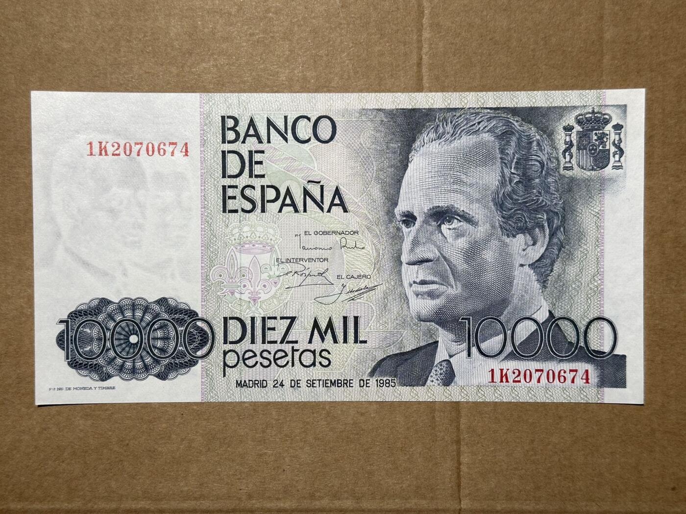 🐍甜小邱世界纸币收藏🐍第139期精品场💐 【倒二版最高值】西班牙1985年10000比塞塔 两代同堂卡洛斯国王和费利佩王子 UNC 右上方有捆痕
