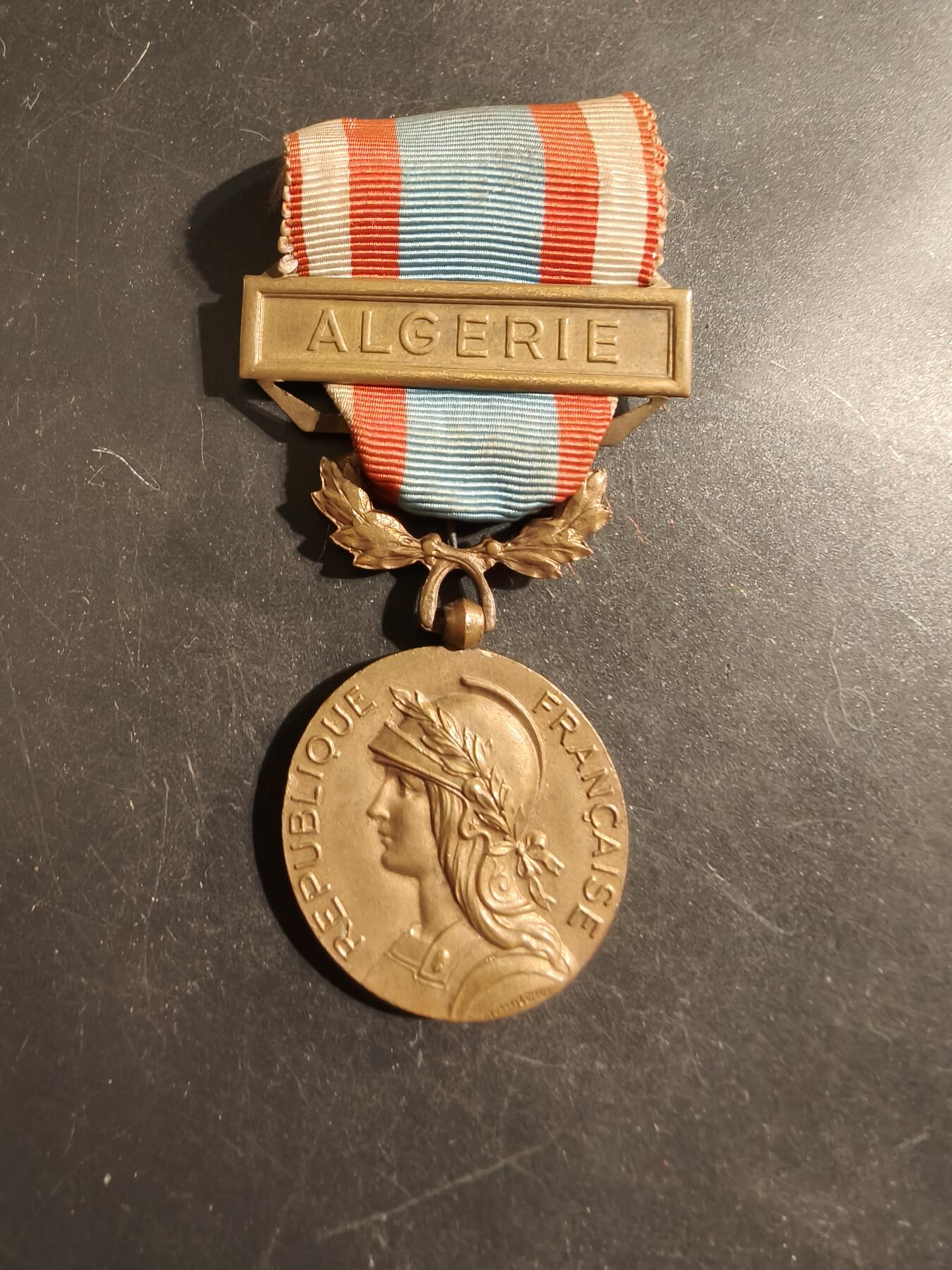 老王徽章第176期 法国北非安全行动战役奖章    阿尔及利亚勋条