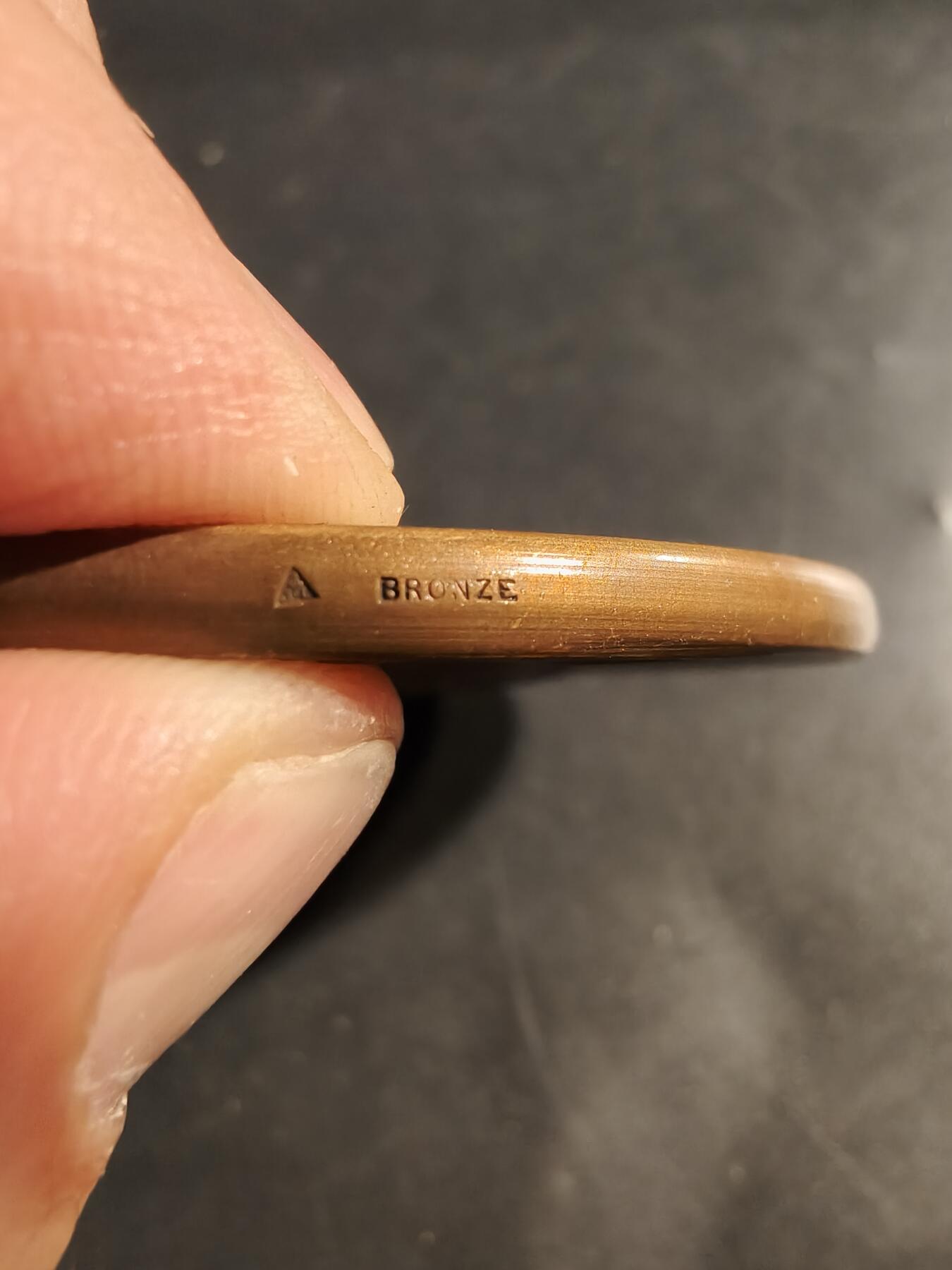 老王徽章第176期 法国拉加雷讷科隆布市一战烈士纪念碑落成大铜章     原盒     大师路易·波特公鸡头玛丽安娜     直径68mm     重量118.9g