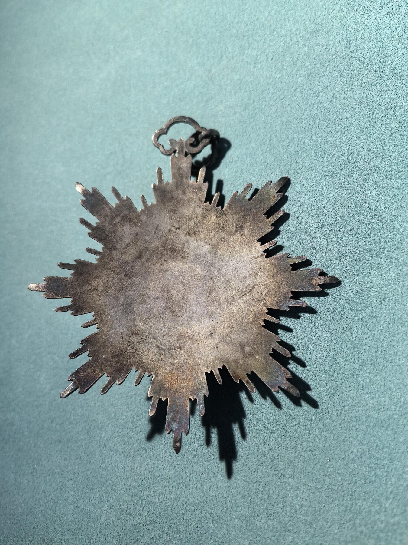 盛世勋华——号角文化勋章邮票专场拍卖第298期 三等第三双龙宝星 银质 漆盒 收藏价值不必多讲，三等第三级为十一等級体系中层级，授予各国翻译官、游击、都司等人员，是晚清中外外交互动的直接物证。原配漆盒为蓝绒内衬，是清代内务府造办处制式包装