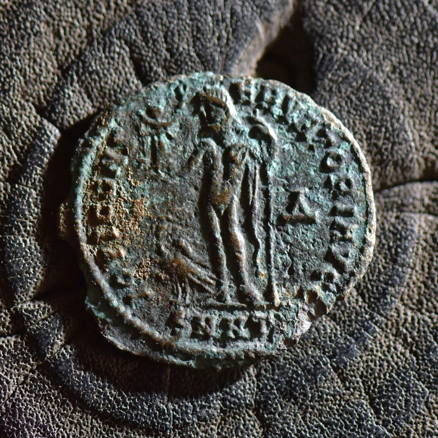 【良泉】【春节前最后一场】2月5日晚19.30点开拍！208组，本场结束后预存钱币的朋友请告知，将连同本场拍品一起邮寄，预祝诸位春节愉快！ 公元318-320年【古罗马】李锡尼“朱庇特持胜利女神”洗银富力铜币，尼科墨底亚造币厂，2.24克