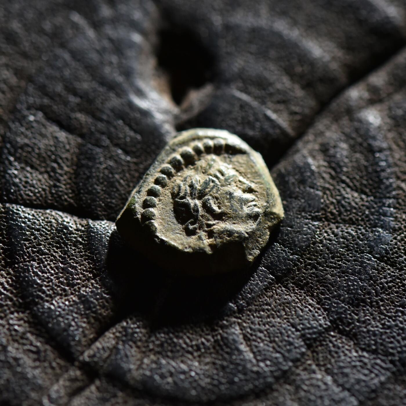 【良泉】【春节前最后一场】2月5日晚19.30点开拍！208组，本场结束后预存钱币的朋友请告知，将连同本场拍品一起邮寄，预祝诸位春节愉快！ 【藏家出品A】罕见！极为漂亮的一枚小铜币！公元113-114年，埃及行省，图拉真在位第16年打制，沉默与秘密之神哈尔波克拉底的头冠，亚历山大港造币厂打制，1.2克