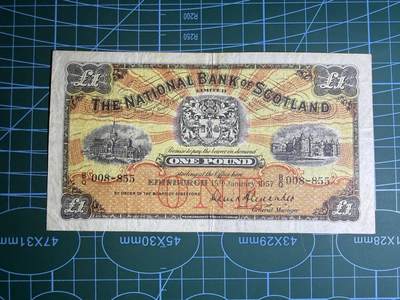 【炜奕收藏】，第五十六期，大不列颠专场 - 1957年苏格兰国民银行1镑，品相如图，号码008855三对子号无347