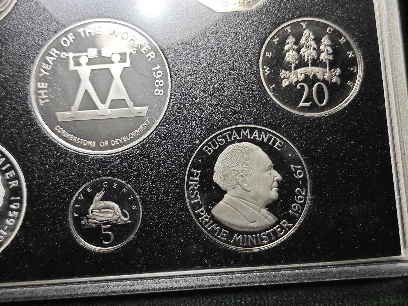 KK钱币收藏小铺  第400期  百期特拍（四拍之四）2月预留时间 周末发货  1988牙买加精制套币 盒证全 带$10纪念银币和$5两枚大银币 发行量1000