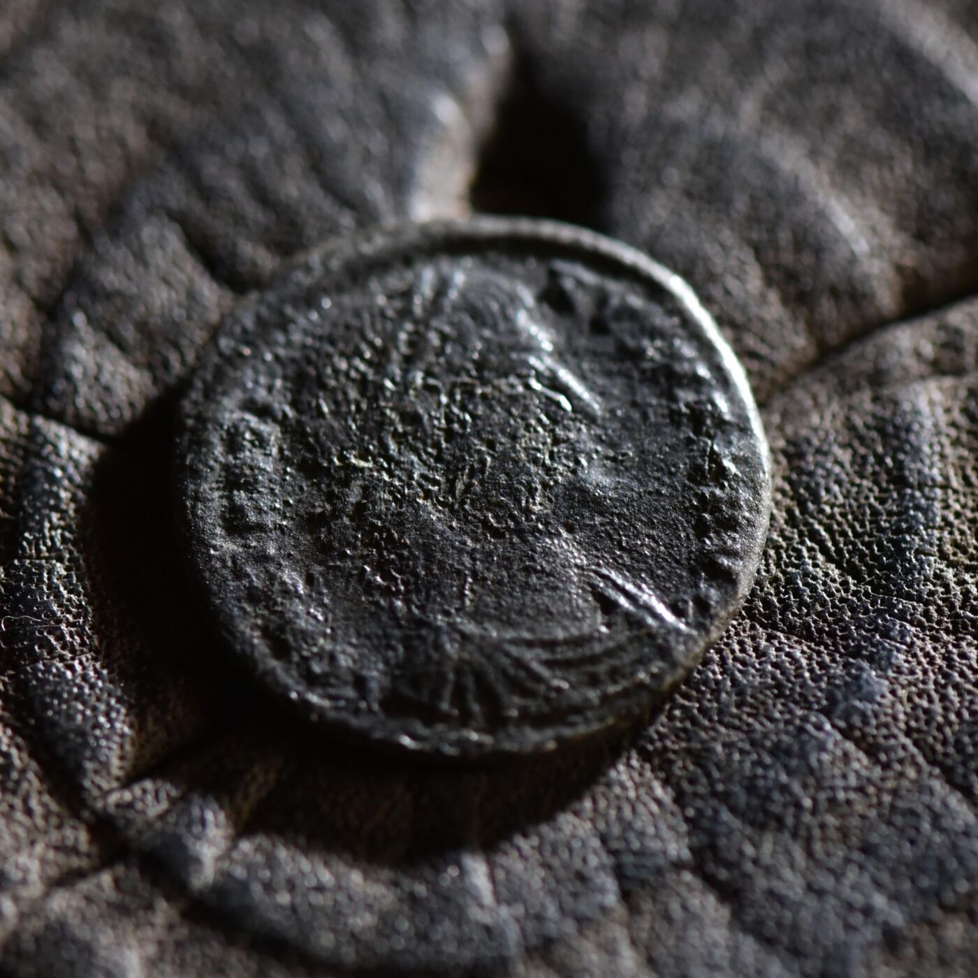 【良泉】【春节前最后一场】2月5日晚19.30点开拍！208组，本场结束后预存钱币的朋友请告知，将连同本场拍品一起邮寄，预祝诸位春节愉快！ 公元324-326年【古罗马】君士坦丁大帝“军塔营门”铜币，基齐库斯造币厂打制，2.46克