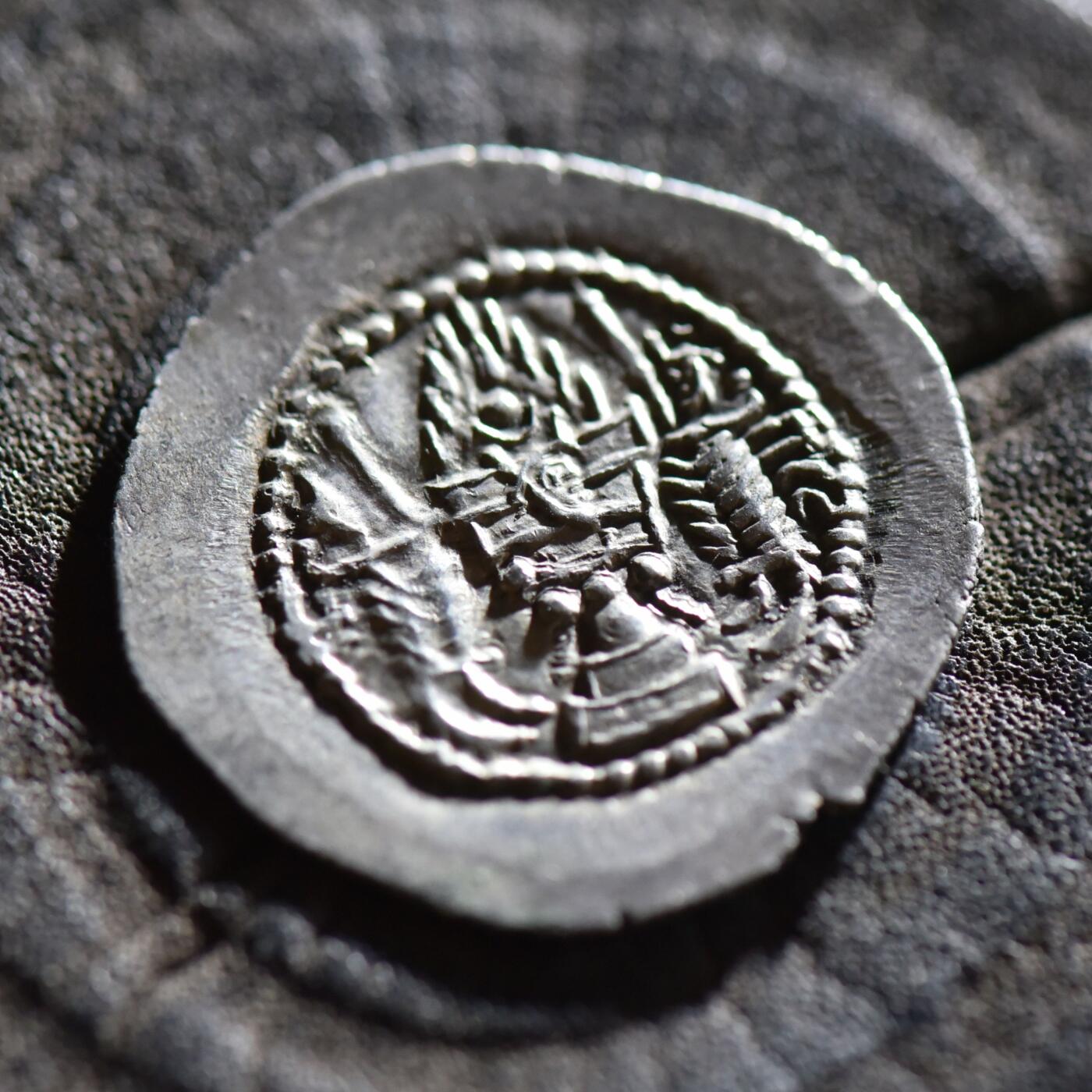 【良泉】【春节前最后一场】2月5日晚19.30点开拍！208组，本场结束后预存钱币的朋友请告知，将连同本场拍品一起邮寄，预祝诸位春节愉快！ 【极美品】公元420-438年【波斯帝国】萨珊王朝，瓦赫兰五世【祭火坛头像版】一德拉克马，4.17克