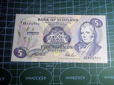 【炜奕收藏】，第五十六期，大不列颠专场 - 1990年苏格兰银行5镑，UNC品相，号码倒置号，下方出厂轻微拖墨