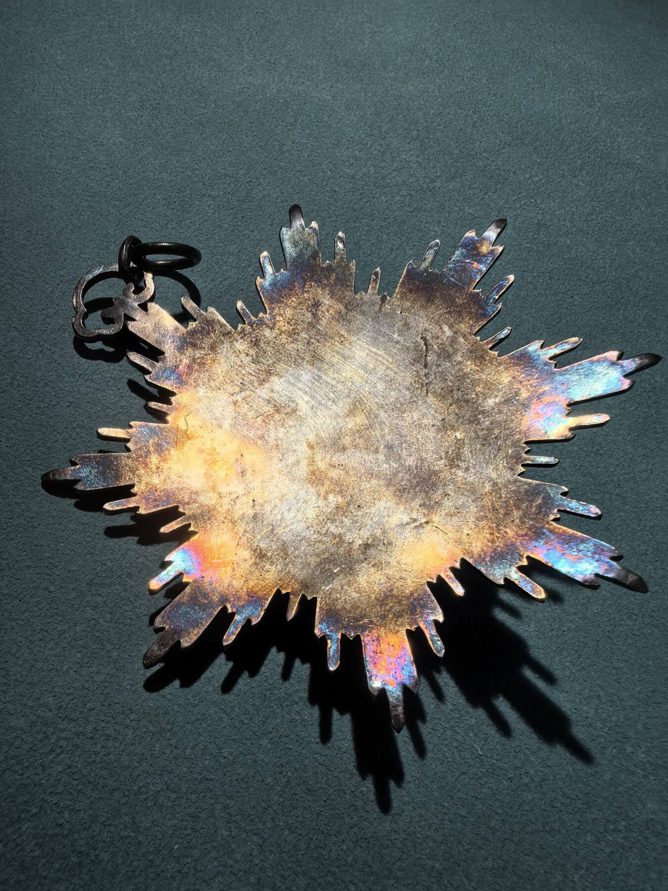 盛世勋华——号角文化勋章邮票专场拍卖第298期 三等第三双龙宝星 银质 漆盒 收藏价值不必多讲，三等第三级为十一等級体系中层级，授予各国翻译官、游击、都司等人员，是晚清中外外交互动的直接物证。原配漆盒为蓝绒内衬，是清代内务府造办处制式包装