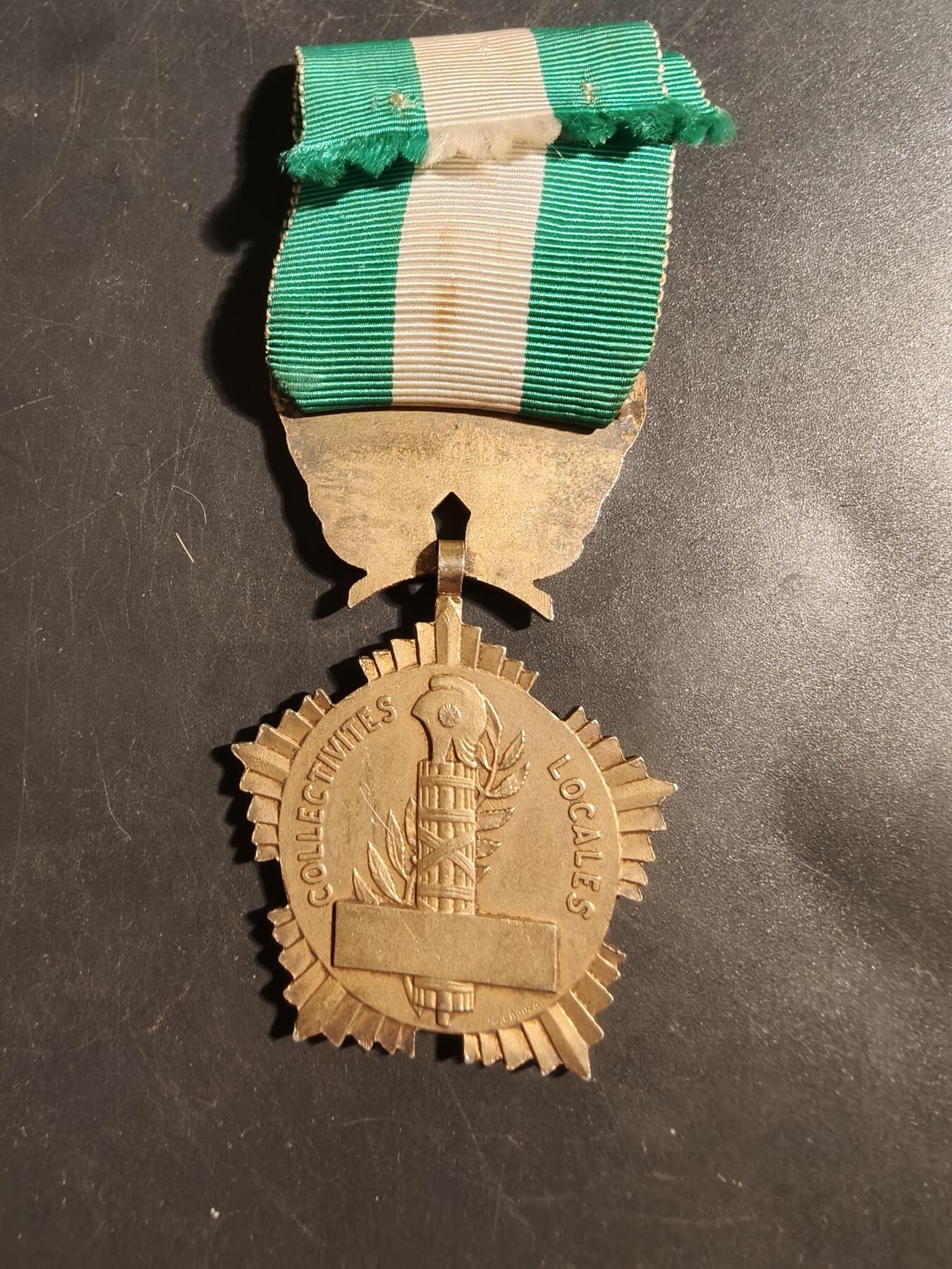 老王徽章第176期 法国金级地方嘉奖奖章    950银镀金    33.3g