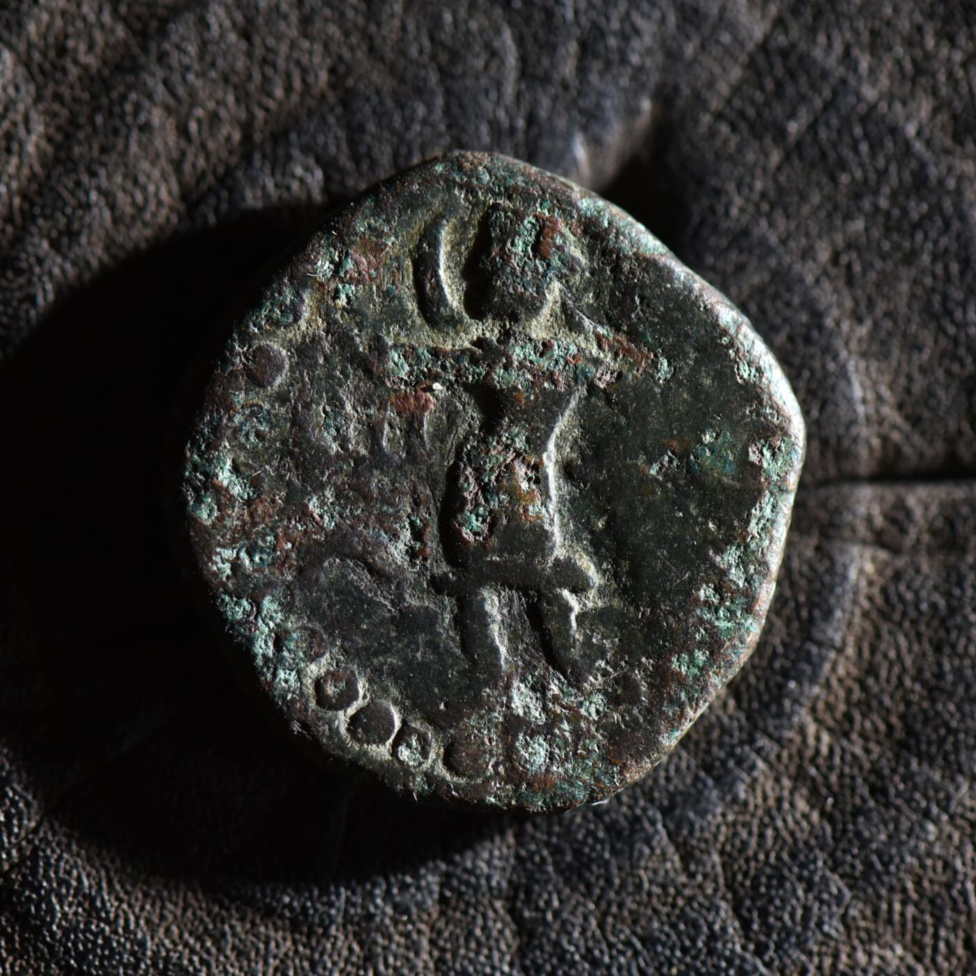 【良泉】【春节前最后一场】2月5日晚19.30点开拍！208组，本场结束后预存钱币的朋友请告知，将连同本场拍品一起邮寄，预祝诸位春节愉快！ 【少见】公元158-195年【古印度】贵霜王朝，胡维色迦【坐像版】大铜币，9.95克