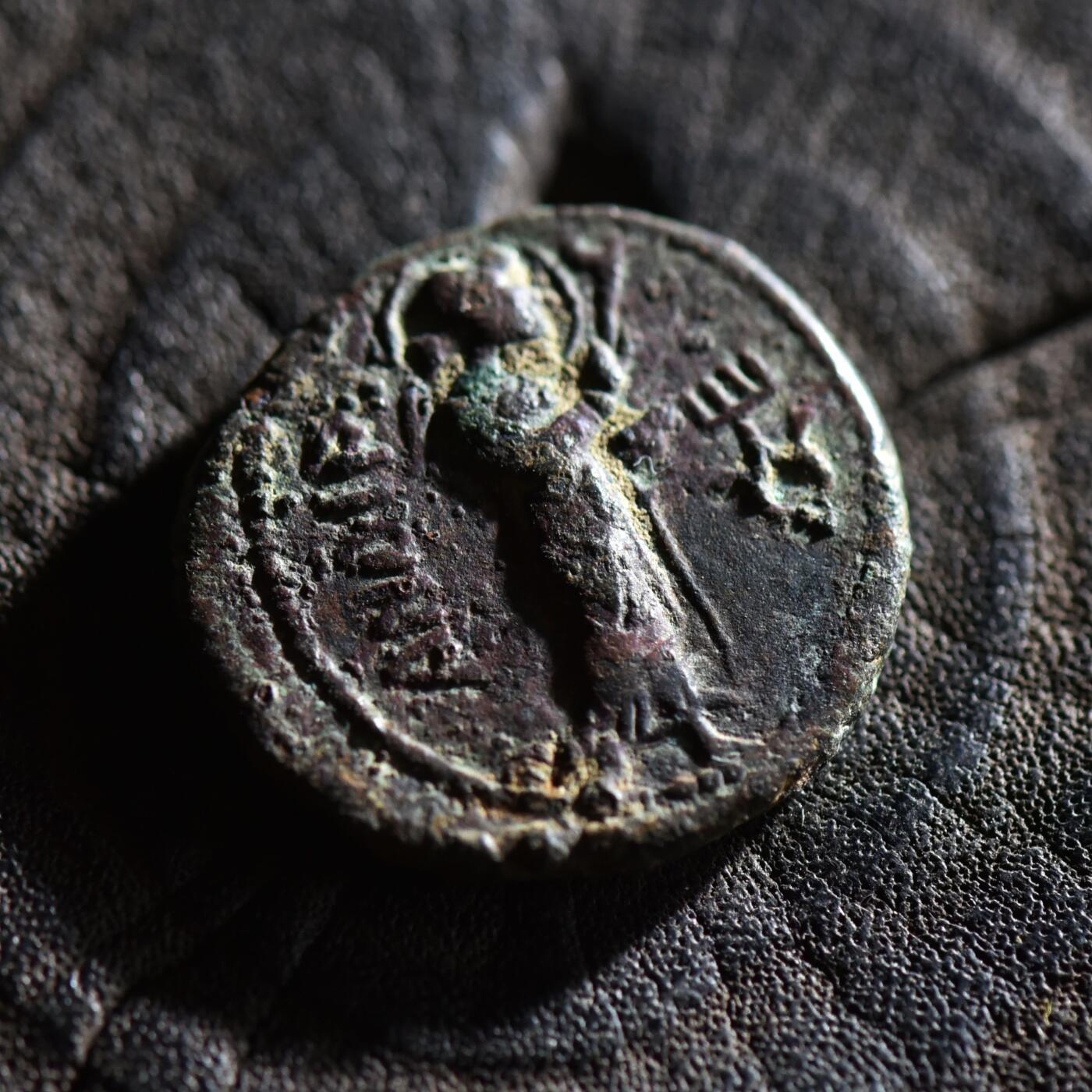 【良泉】【春节前最后一场】2月5日晚19.30点开拍！208组，本场结束后预存钱币的朋友请告知，将连同本场拍品一起邮寄，预祝诸位春节愉快！ 【铭文清晰】【美品】佛教的三大护法王——迦腻色伽一世，公元128-158年【古印度】贵霜王朝“娜娜女神”二德拉克马铜币，8.18克