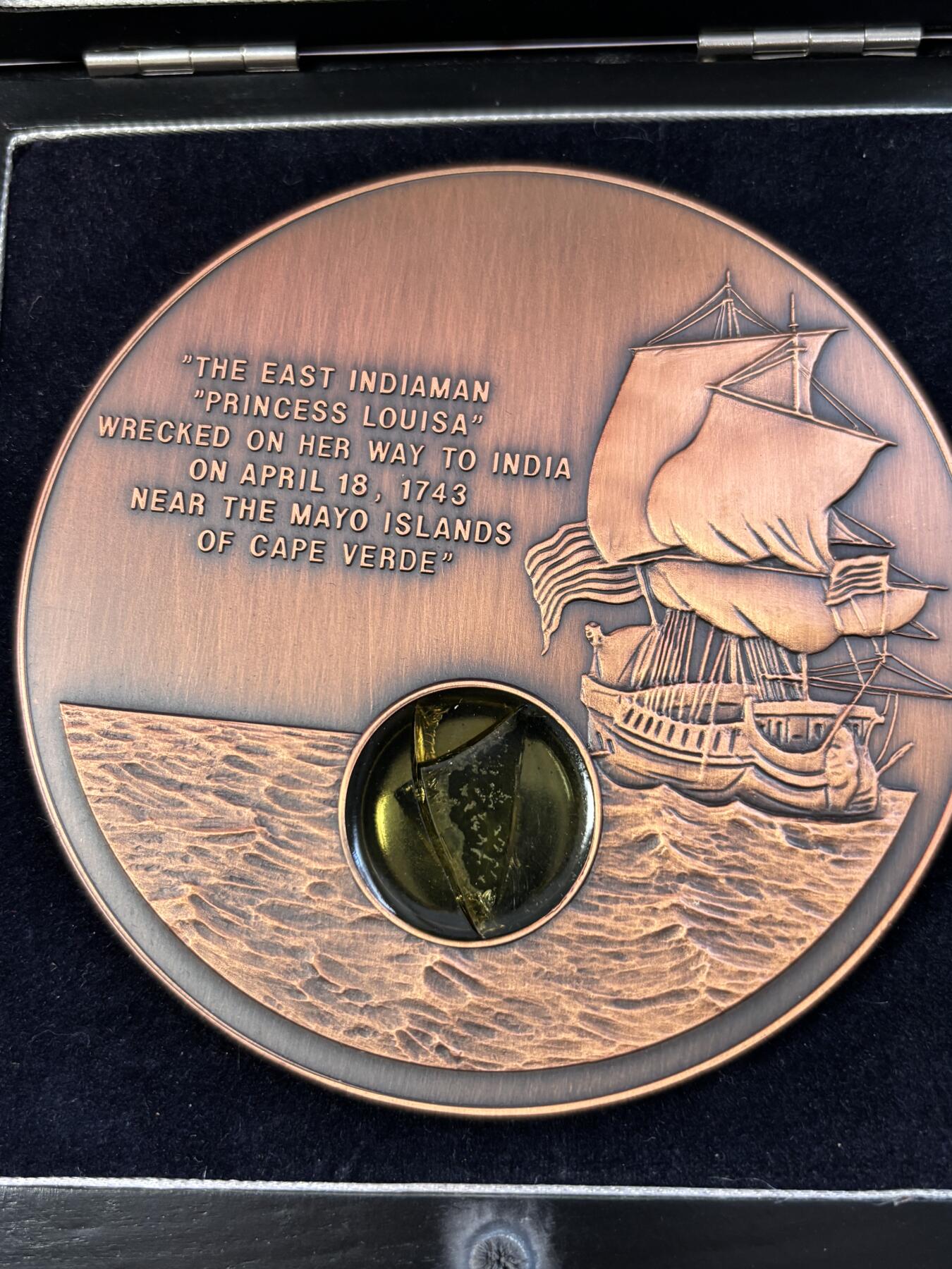 第187期拍卖 利比里亚2001年嵌路易莎公主号沉船碎片纪念大铜币，777克，发行2000枚