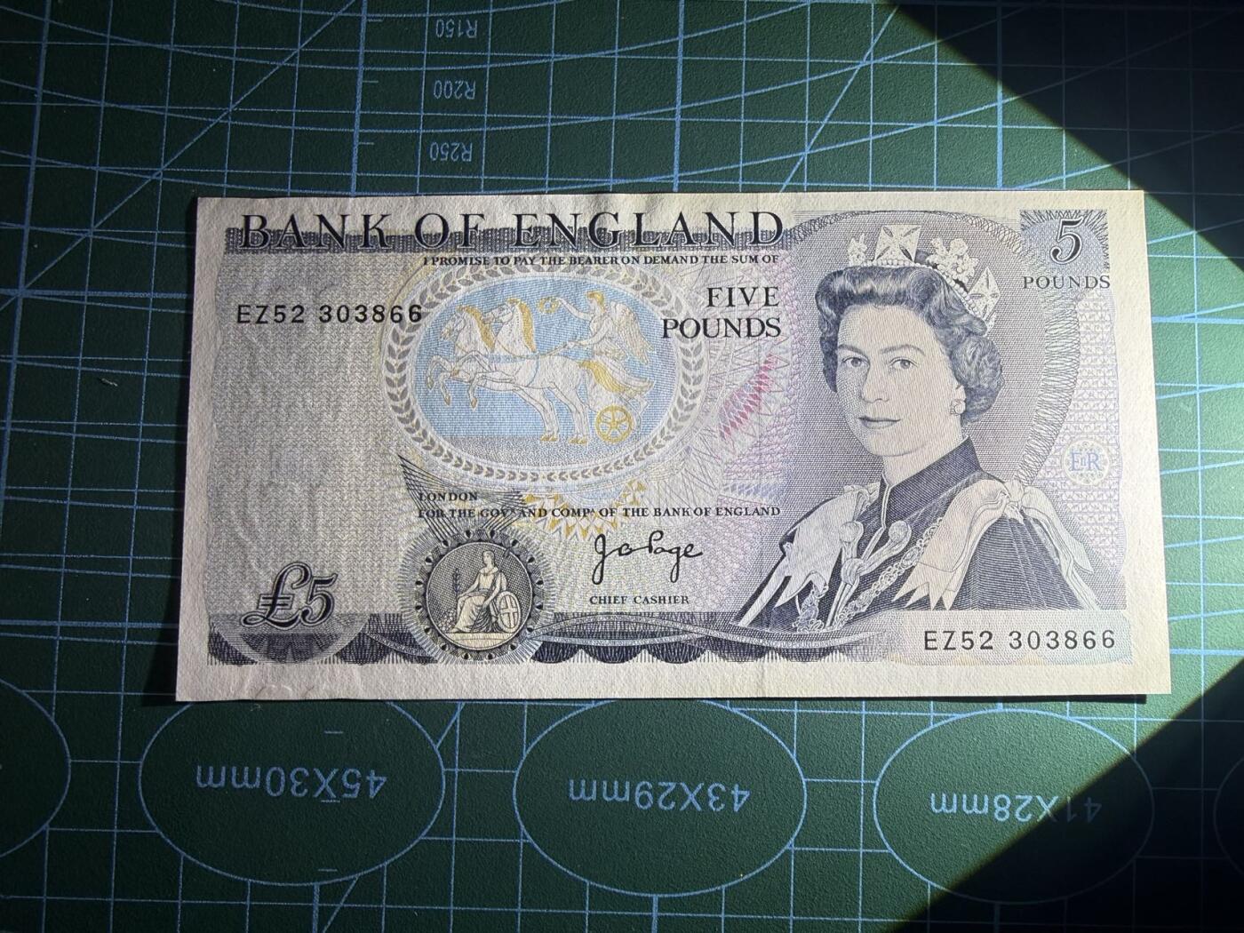 【炜奕收藏】，第五十六期，大不列颠专场 英国D序列5镑，UNC品相，EZ末冠，号码无47，末冠价值远高于普通冠