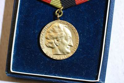 大猫徽章拍卖 第286期 东德国家奖金（军版大挂）