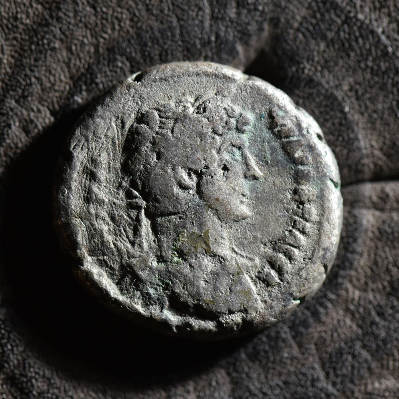 【良泉】【春节前最后一场】2月5日晚19.30点开拍！208组，本场结束后预存钱币的朋友请告知，将连同本场拍品一起邮寄，预祝诸位春节愉快！ 【藏家出品A】非常罕见！公元125-126年，埃及行省，哈德良在位第10年打制，冥神塞拉皮斯，手持权杖，左下角为其神兽地狱三头犬刻耳柏洛斯，四德拉克马，亚历山大港造币厂，11.49克