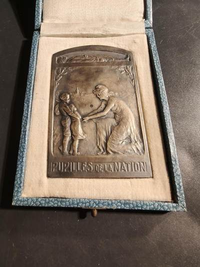 老王徽章第176期 - 法国一战战争孤儿方形镀银大铜章     原盒     尺寸54×90mm    重量122.5g