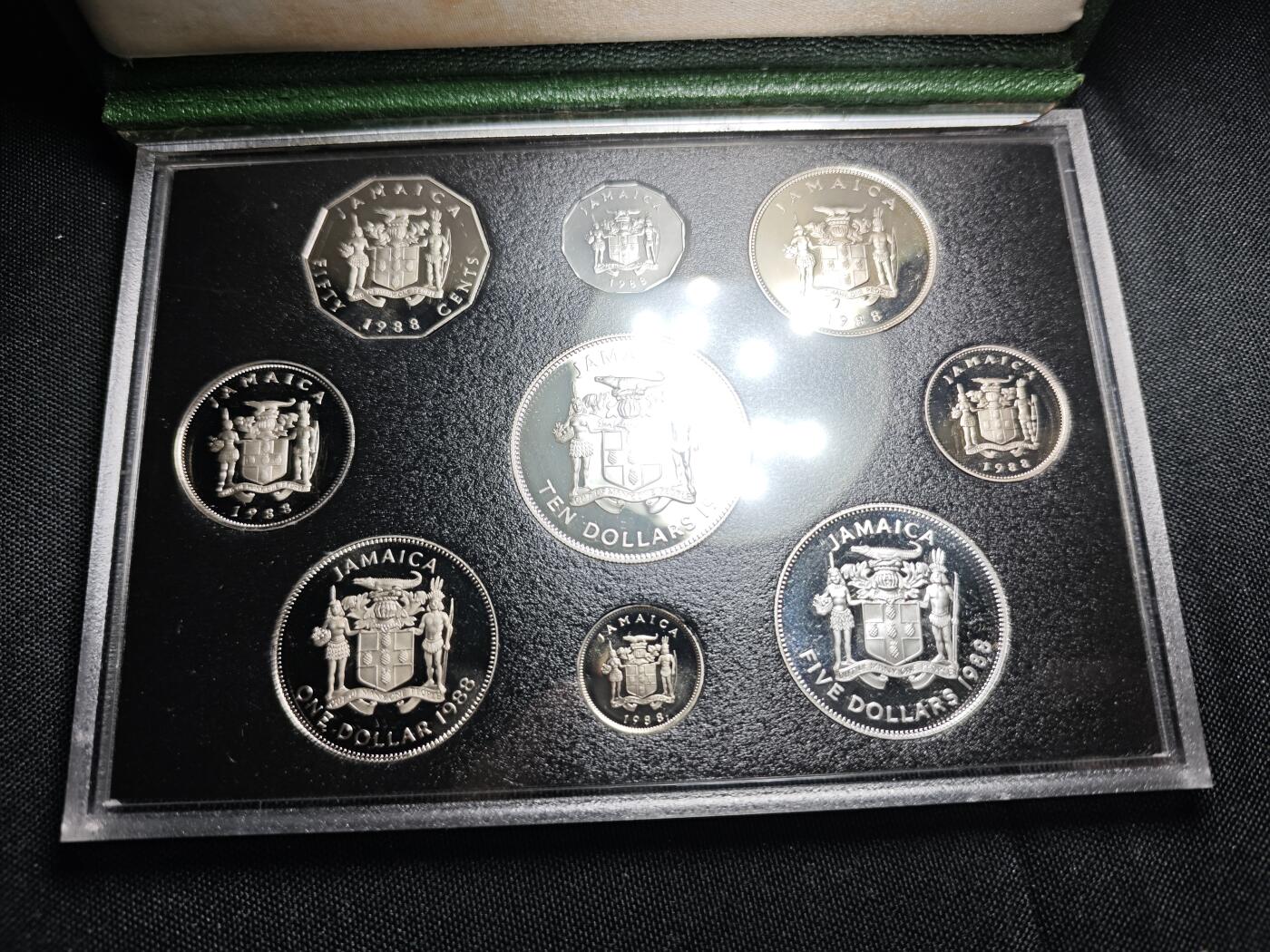 KK钱币收藏小铺  第400期  百期特拍（四拍之四）2月预留时间 周末发货  1988牙买加精制套币 盒证全 带$10纪念银币和$5两枚大银币 发行量1000