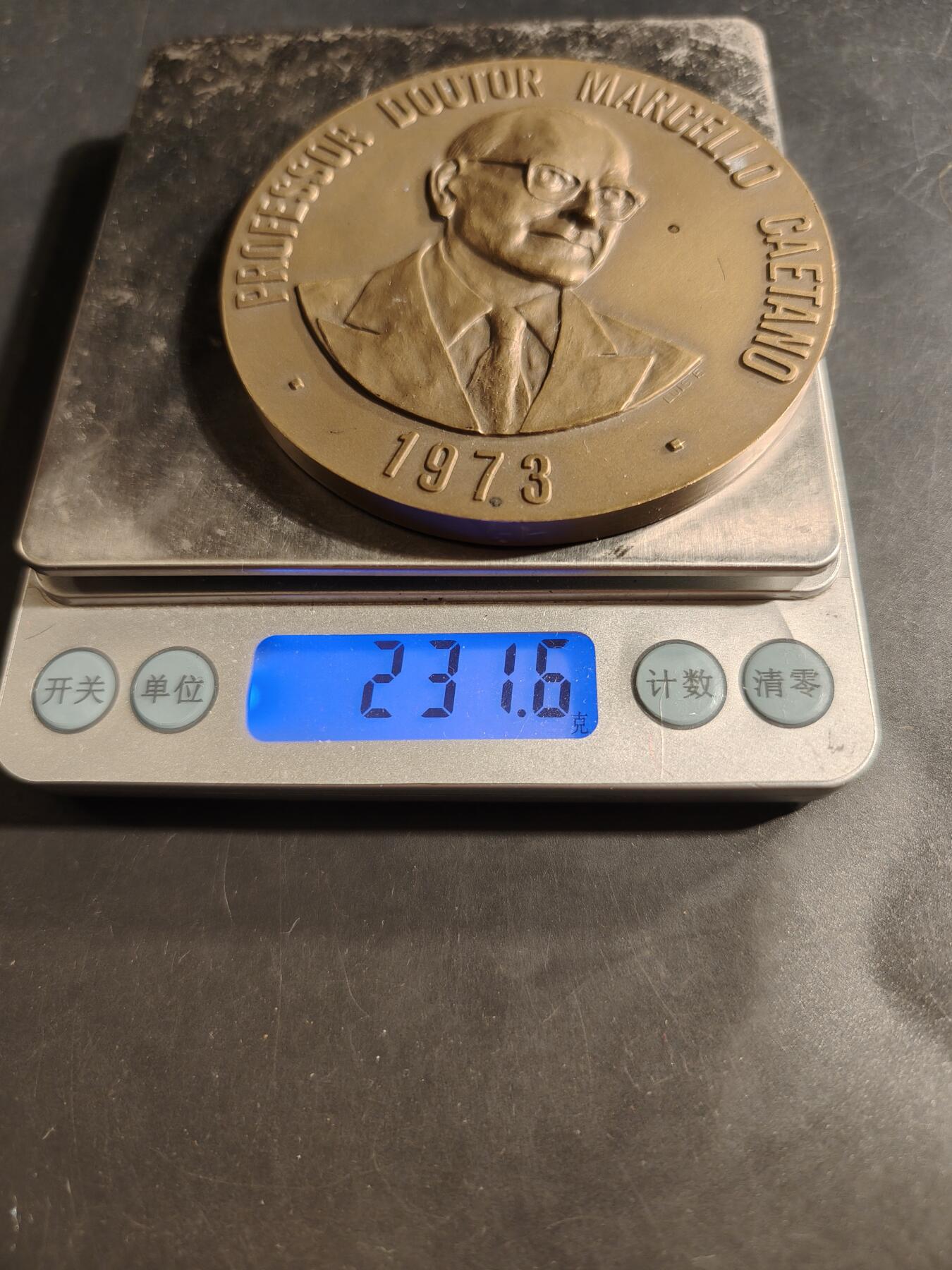 老王徽章第176期 葡萄牙政府致敬地方省级贡献大铜章     直径78mm    重量231.6g     共铸造600枚该枚编号5017