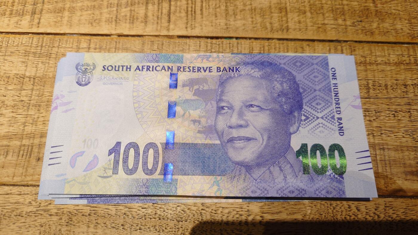 【新年七拍】世界钱币～微拍第228期暨2026年第7期  中小单价原刀卖剩号码精选部分 2015年南非100兰特 全新绝品无47尾号2055