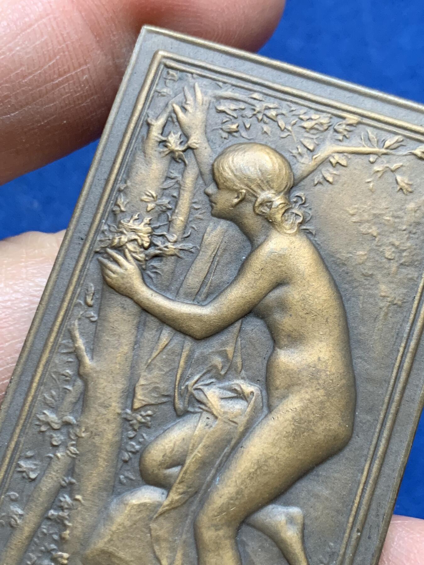 《竞宝斋》第456场 周日，周一，周二   3场连拍 （全场包邮）欢迎送拍 两枚一组 名家 DANIEL-DUPUIS 设计作品 主题对章：《鸟巢》与《泉源》 为杜普伊斯巅峰期作品，曾代表法国参加1900年巴黎世界博览会并获装饰艺术类金奖。58.15克，66*35.8mm；59.4克，65.5*37mm 版本细节见图