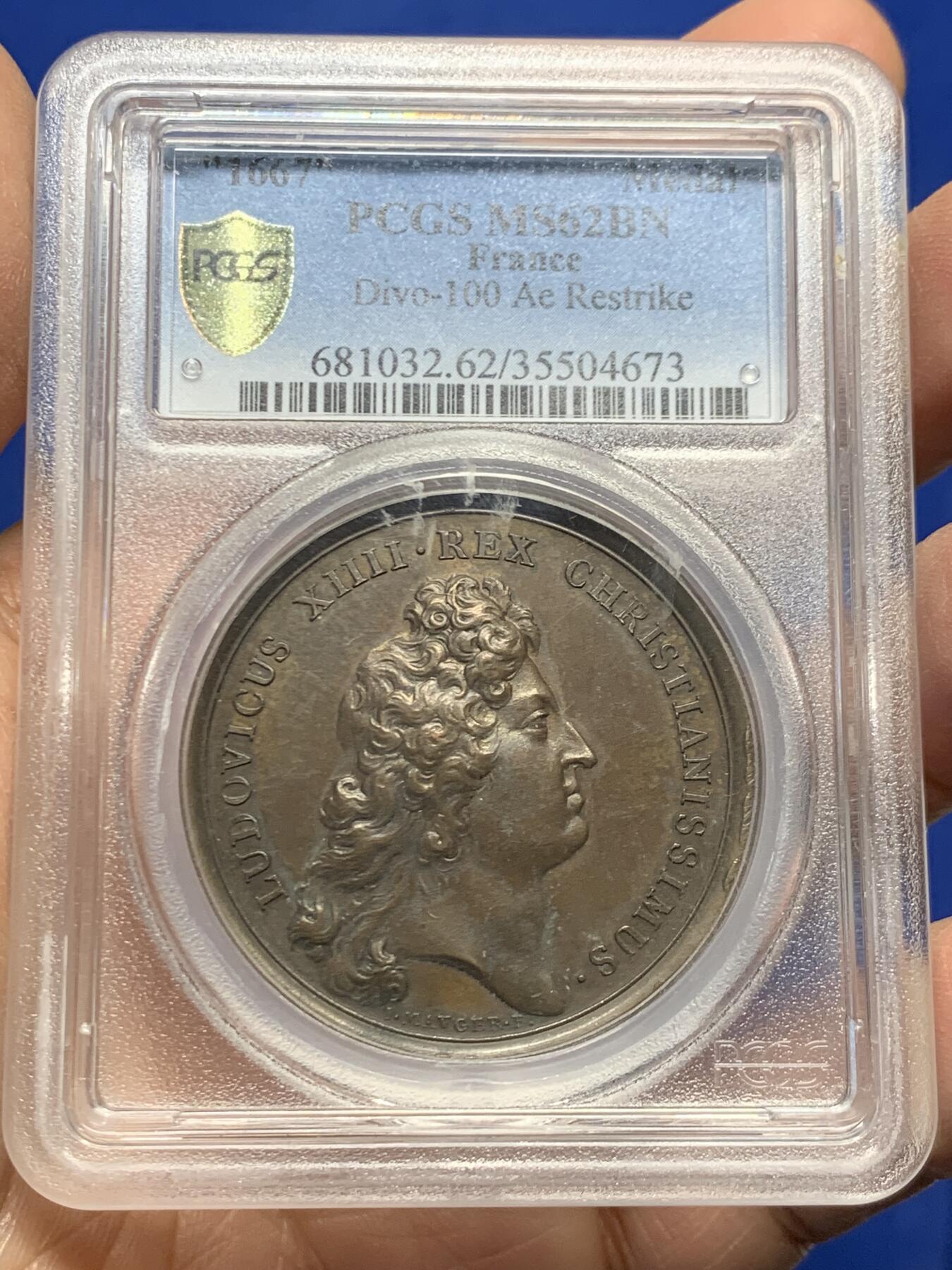 《竞宝斋》第456场 周日，周一，周二   3场连拍 （全场包邮）欢迎送拍 PCGS MS62BN 法国 路易十四“遗产战争胜利”经典战役纪念铜章，彩色包浆，背面为骑马征战图案，“以骑兵击溃敌军”的铭文，PCGS评级冠军分。加厚盒