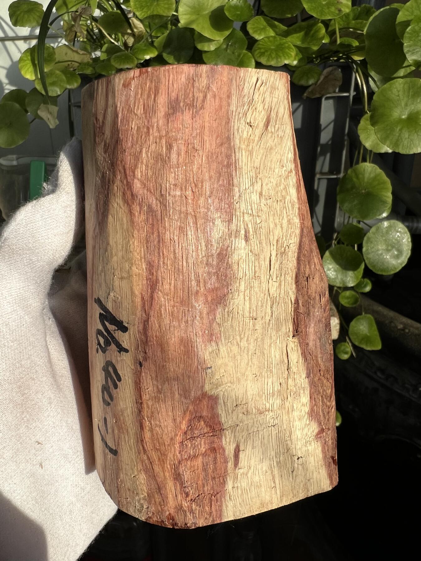 零元拍：  NO.40-1海南黄花梨原料。鬼眼很多哦，尺寸约125/80/60MM