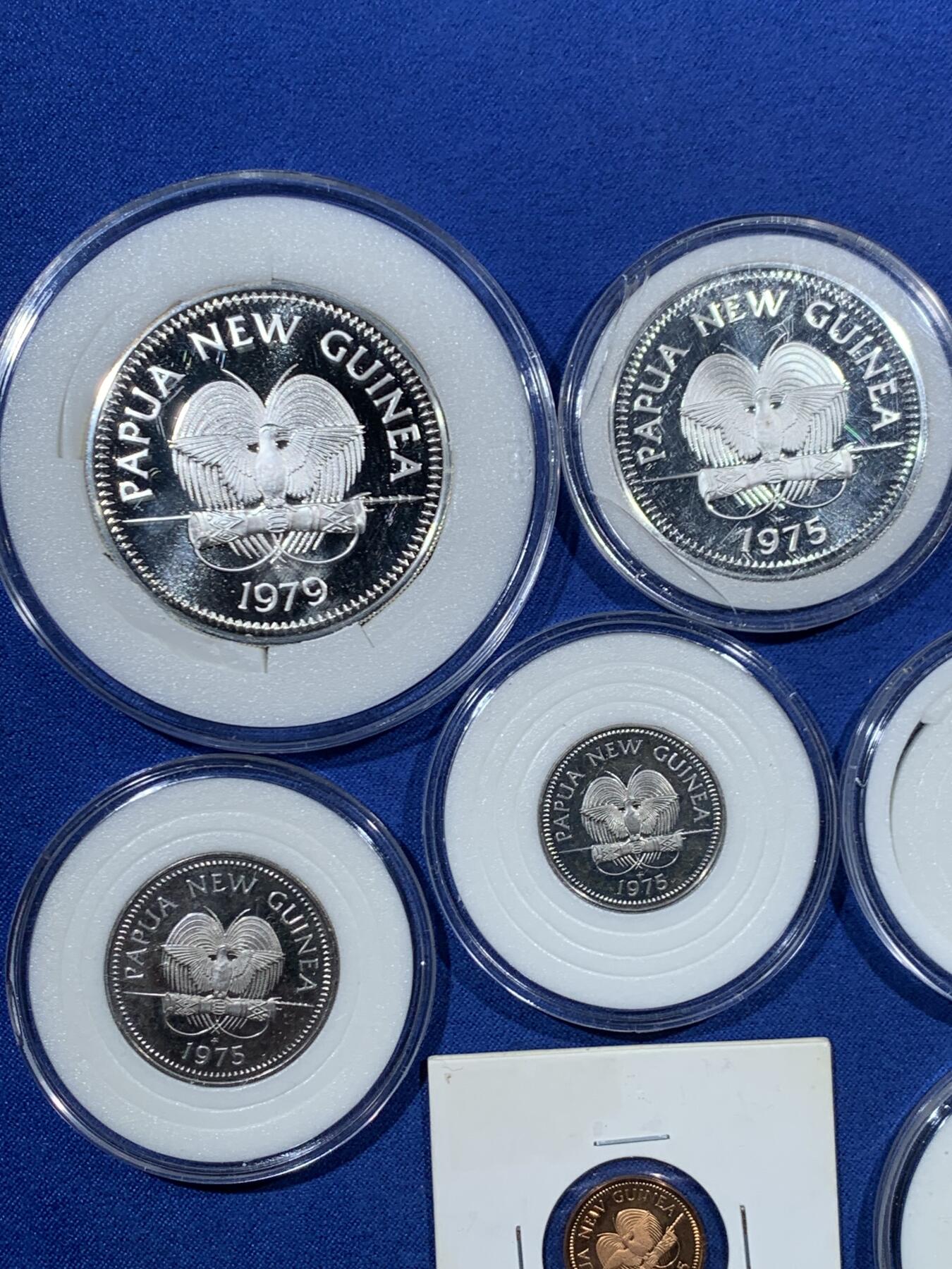《竞宝斋》第456场 周日，周一，周二   3场连拍 （全场包邮）欢迎送拍 巴布亚新几内亚 1975-1979年 8枚套 含两枚精制银币 5基纳39.8mm27.56克500银 / 10基纳44.8mm41.4克925银